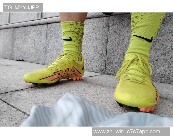 足球袜与足球鞋不兼容的原因及解决方案探讨